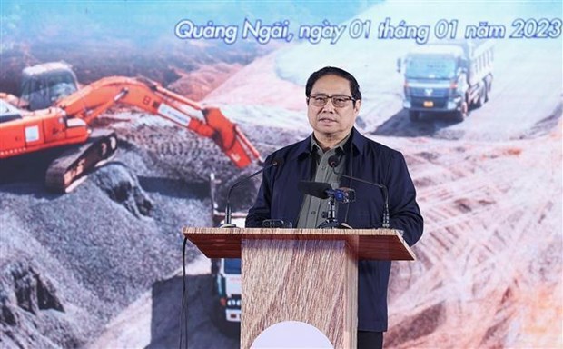 Премьер-министр Фам Минь Тьинь принял участие в церемонии начала строительства участка Куангнгаи-Хоаиньон hinh anh 1