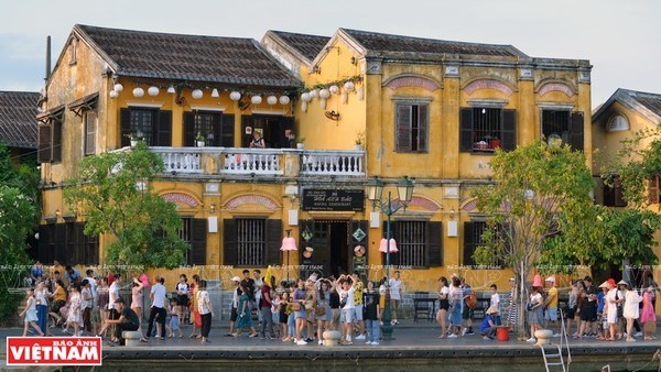 Большое количество туристов приехало в древнии город Хоиан на новогодние праздники hinh anh 1