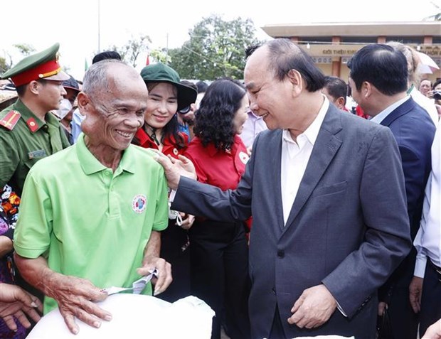 Президент Нгуен Суан Фук навешают семьи бенефициаров социальных политик и малоимущие семьи в южнои провинции Киенжанг hinh anh 1