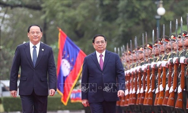Визит премьер-министра Вьетнама попал в заголовки лаосских СМИ hinh anh 1