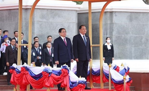 Премьер-министр Фам Минь Тьинь начинает официальныи визит в Лаосскои Народно-Демократическои Республике hinh anh 3
