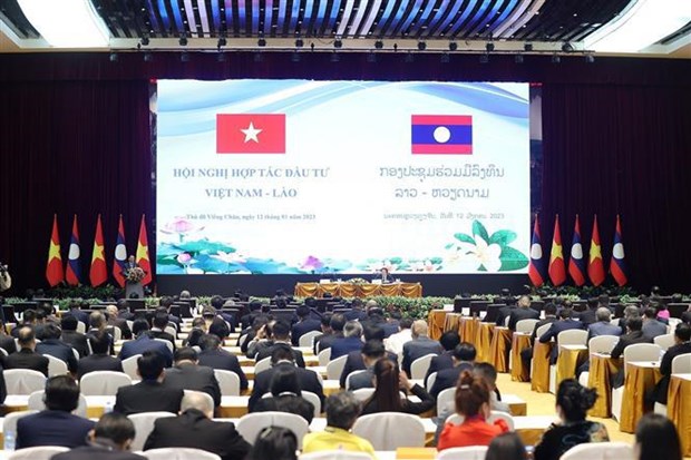 Премьер-министр Фам Минь Тьинь выступил сопредседателем Вьетнамско-лаосскои конференции по инвестиционному сотрудничеству hinh anh 1