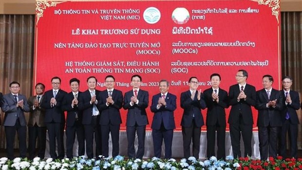 Вьетнам передает 2 системы, чтобы помочь Лаосу ускорить цифровую трансформацию hinh anh 2