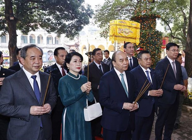Президент, зарубежные вьетнамцы возносили благовония на Лунныи Новыи год hinh anh 2