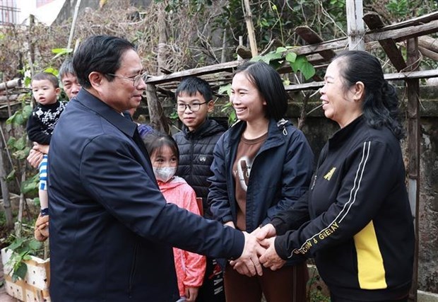 Премьер-министр принял участие в программе «Тэт в уютном и теплом кругу близких – Соединяющая весна» в провинции Намдинь hinh anh 2