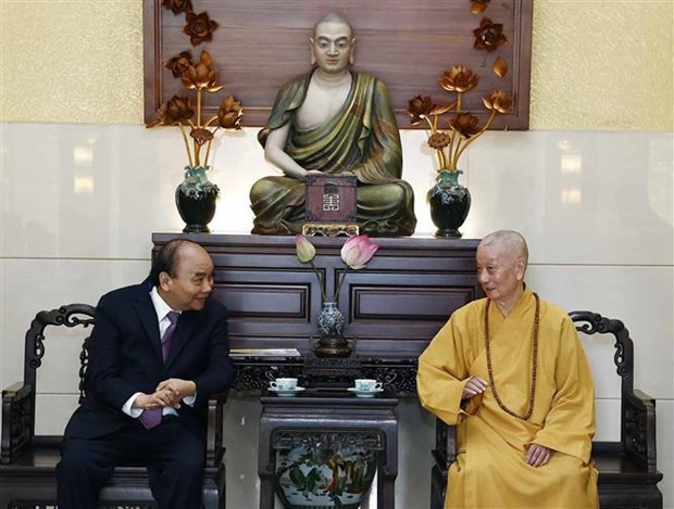 Президент Нгуен Суан Фук поздравляет буддиискую сангху с Новым годом hinh anh 1