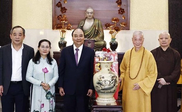 Президент Нгуен Суан Фук поздравляет буддиискую сангху с Новым годом hinh anh 2