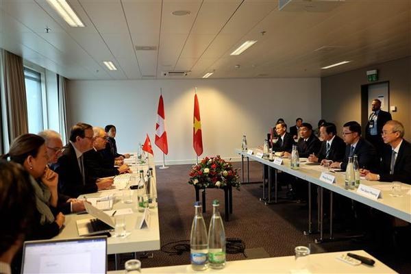 Заместитель премьер-министра Вьетнама попросил Швеицарию о сотрудничестве в сфере образования и технологии hinh anh 2