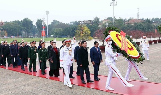 Лидеры отдают дань уважения президенту Хо Ши Мину по случаю Тэт hinh anh 1