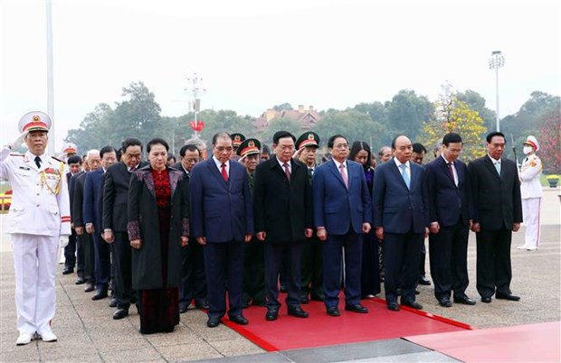Лидеры отдают дань уважения президенту Хо Ши Мину по случаю Тэт hinh anh 3