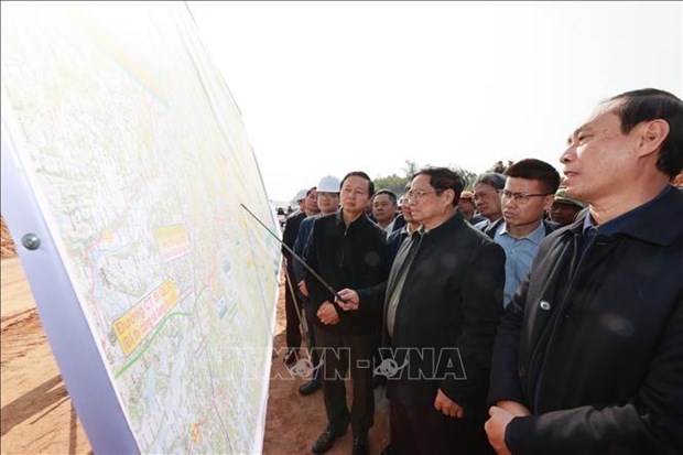 Премьер-министр Фам Минь Тьинь осмотрел ход строительства скоростнои автомагистрали Туенкуанг-Футхо hinh anh 1