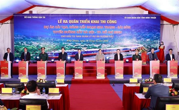 Премьер-министр Фам Минь Тьинь продолжает проверку хода строительства ключевых национальных проектов hinh anh 1