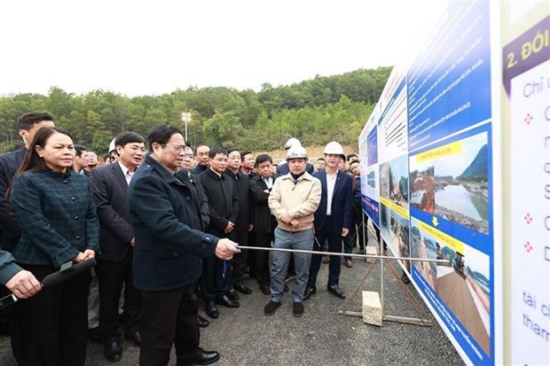 Премьер-министр проинспектировал графику строительства скоростнои магистрали в провинциях hinh anh 2