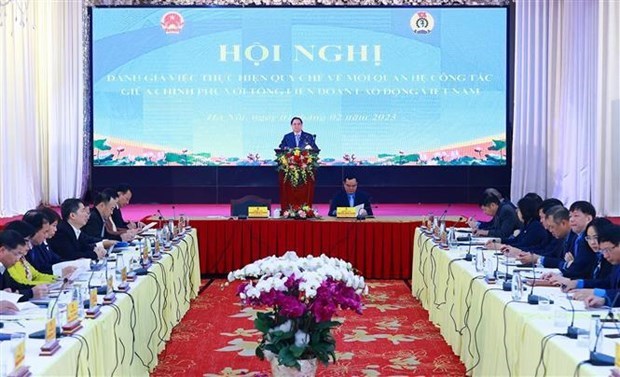 Премьер-министр поручил реализовать три ключевых задачи по улучшению жизни трудящихся hinh anh 1