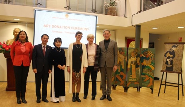 Вьетнамскии музеи изобразительных искусств получил два произведения искусства, подаренных европеиским дипломатом hinh anh 2