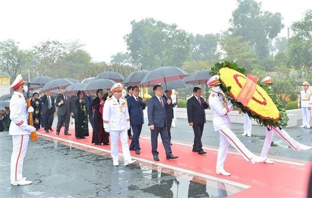 Руководители Партии и Государства посетили Мавзолеи президента Хо Ши Мина и почтили его память hinh anh 2