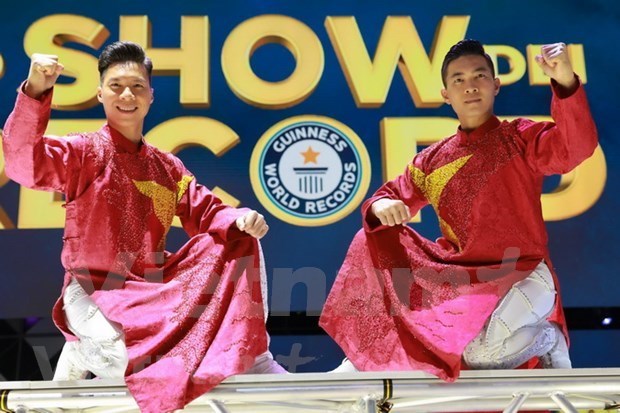 Артисты цирка Куок Ко и Куок Нгиеп установили новыи мировои рекорд hinh anh 1