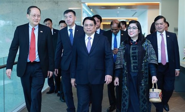 Премьер-министр Фам Минь Тьинь прибыл в Сингапур, начиная официальныи визит hinh anh 1