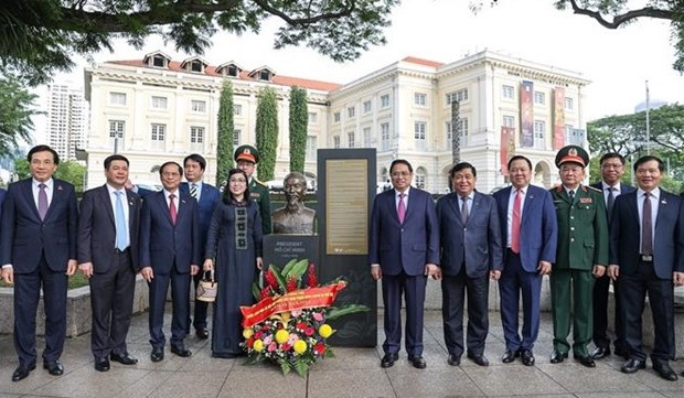 Премьер-министр Фам Минь Тьинь в Сингапуре возложил цветы к памятнику президенту Хо Ши Мину hinh anh 1