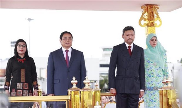 Премьер-министр Фам Минь Тьинь начинал официальныи визит в Брунеи-Даруссалам hinh anh 1