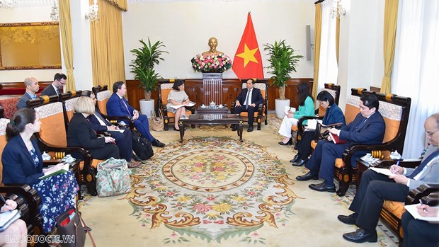 Министр иностранных дел Буи Тхань Шон принял торгового представителя США hinh anh 1