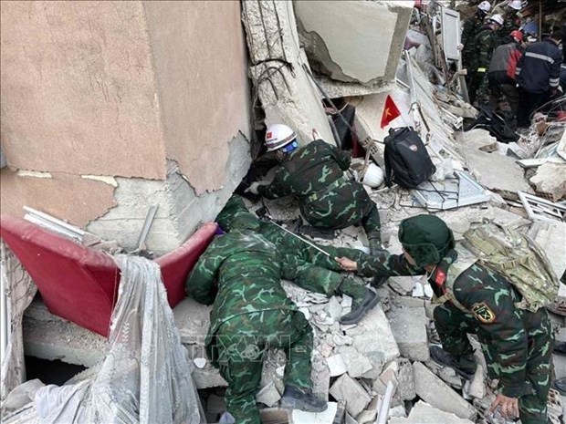Вьетнам поддерживает спасательную работу в Турции и Сирии – Вьетнамские спасатели получили международное признание hinh anh 2
