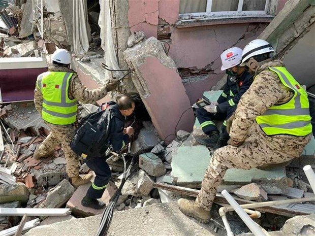 Землетрясения в Турции и Сирии: вьетнамские военные спасатели обнаружили еще 3 локации с пострадавшими hinh anh 2