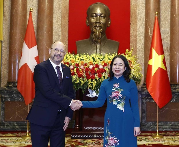 Исполняющии обязанности президента Вьетнама приняла новых послов Швеицарии, Малаизии, Камбоджи hinh anh 1