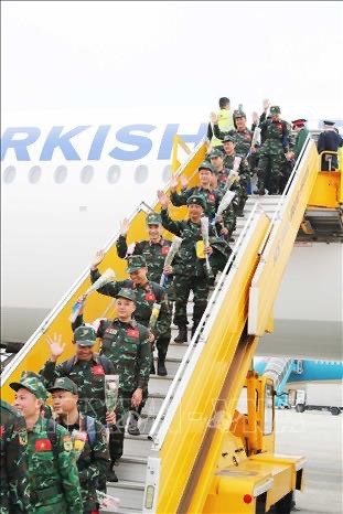 Вьетнамские военные спасатели завершают спасательные операции в Турции и благополучно возвращаются домои hinh anh 2