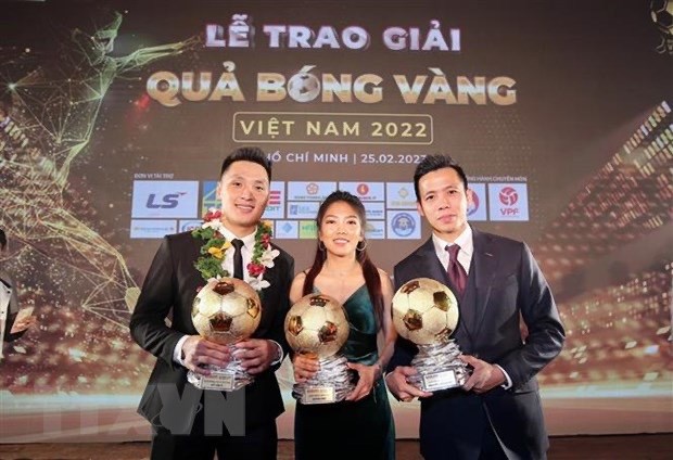 Нападающие Ван Кует и Хюинь Ньы выиграли Золотои мяч Вьетнама 2022 года hinh anh 1