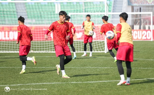 Молодые футболисты готовы к первому матчу в финале Кубка Азии 2023 года hinh anh 1