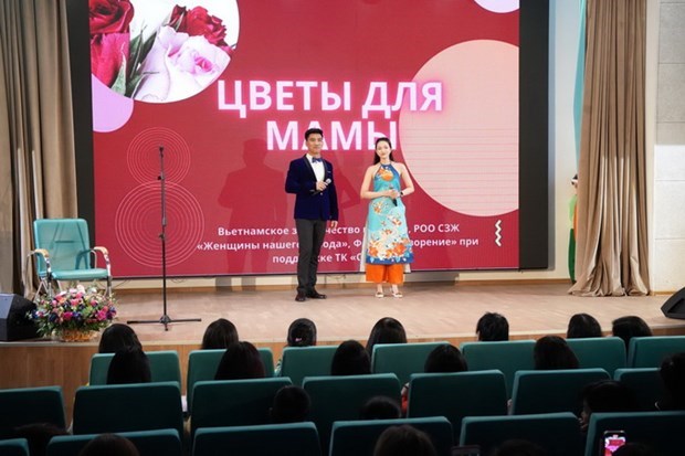 Художественная программа по случаю Международного женского дня в Москве hinh anh 1