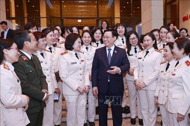Председатель НС Выонг Динь Хюэ встретился с женщинами-офицерами народнои общественнои безопасности hinh anh 1