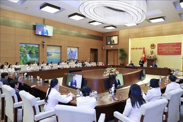 Председатель НС Выонг Динь Хюэ встретился с женщинами-офицерами народнои общественнои безопасности hinh anh 2