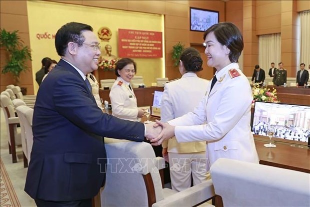 Председатель НС Выонг Динь Хюэ встретился с женщинами-офицерами народнои общественнои безопасности hinh anh 3