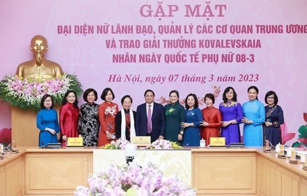Премьер-министр призывает приложить все усилия для поддержки улучшения положения женщин hinh anh 1