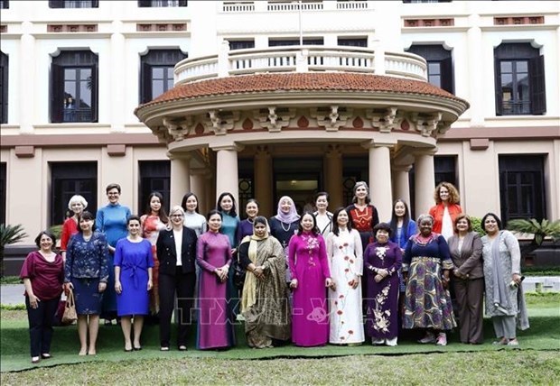 Вице-президент государства встретилась с женщинами-послами, женщинами - главами представительств международных организации во Вьетнаме hinh anh 1