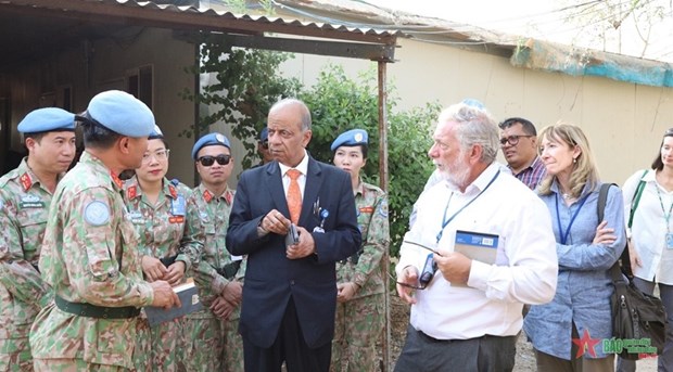 Заместитель Генерального секретаря ООН посещает вьетнамское инженерное подразделение в Абьее hinh anh 2
