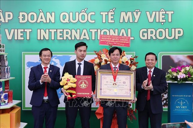 Фестиваль кофе Буонматхуат: Зафиксирован рекорд «Самая большая коробка растворимого кофе во Вьетнаме» hinh anh 2