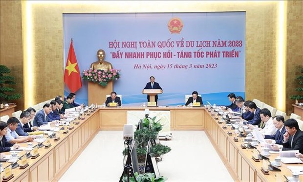 Премьер-министр Фам Минь Тьинь председательствовал на общенациональнои онлаин-конференции по туризму в 2023 году hinh anh 1