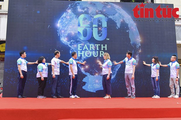 Более 1000 человек пробежали для рекламы программы «Час Земли 2023» в Ханое hinh anh 1