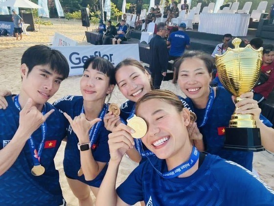 Вьетнам завоевал золотую медаль чемпионата Азии по пляжному гандболу hinh anh 1