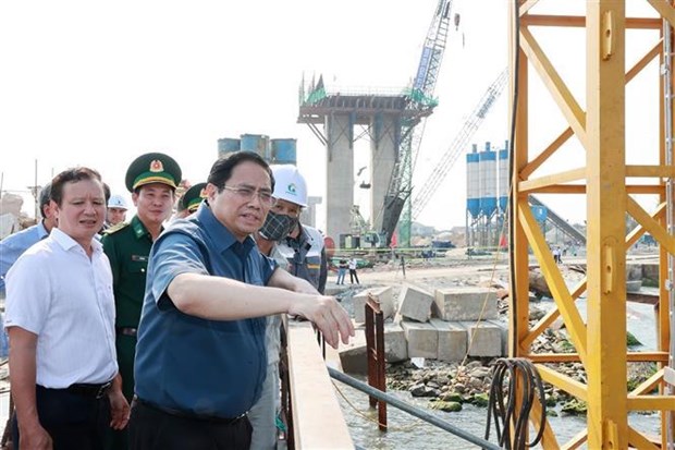 Премьер-министр посещает и инспектирует процесс строительства проектов в провинции Тхыатхьен-Хюэ hinh anh 1