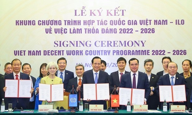 Вьетнам и МОТ подписали страновую программу достоиного труда на 2022-2026 гг. hinh anh 1