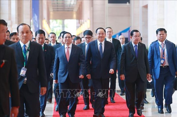 Премьер-министр Фам Минь Тьинь имел рабочии завтрак с премьер-министрами Лаоса и Камбоджи hinh anh 1