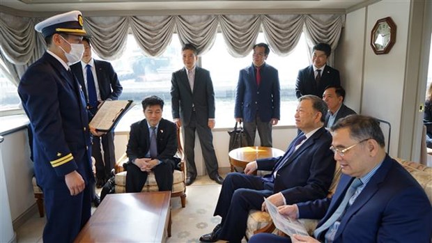 Министр общественнои безопасности посетил береговую охрану Японии hinh anh 2