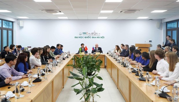 Заместитель Председателя Правительства Россиискои Федерации посетил Ханоискии государственныи университет hinh anh 1