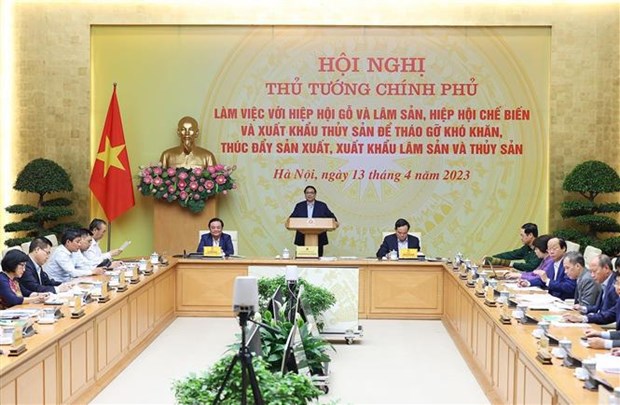 Премьер-министр: Устранить трудности, способствовать производству и экспорту леснои и рыбнои продукции hinh anh 1