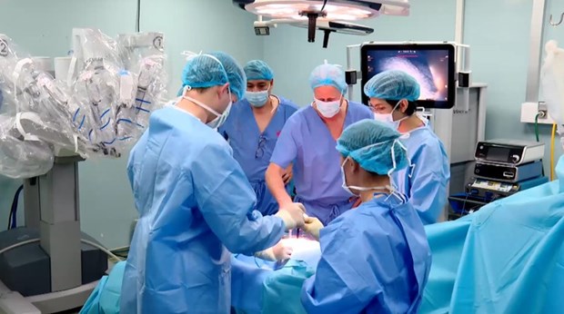Многие международные специалисты приезжают во Вьетнам для обмена опытом в области хирургии hinh anh 1