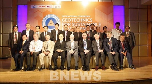 Вьетнам встречает ведущих мировых профессоров геотехническои инженерии hinh anh 2